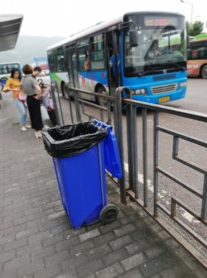 云南环卫垃圾桶120L安全环保户外塑料垃圾桶